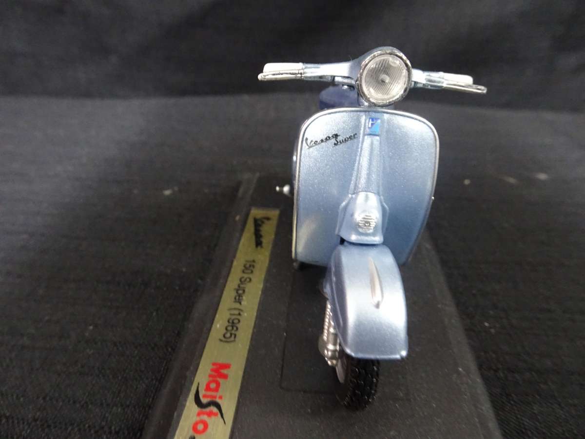 Vespa Scooter 150 Super (1965) Maisto - Scale: 1:18 - Made In China