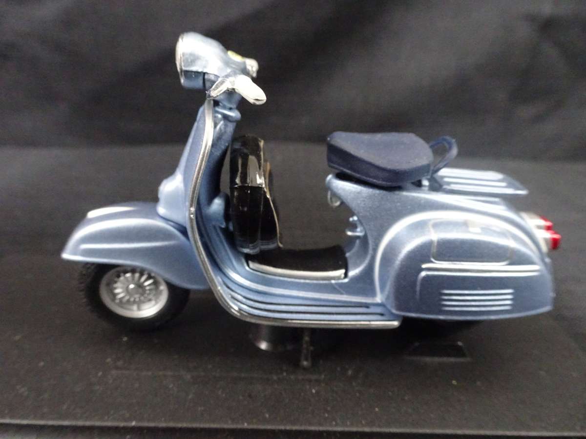 Vespa Scooter 150 Super (1965) Maisto - Scale: 1:18 - Made In China