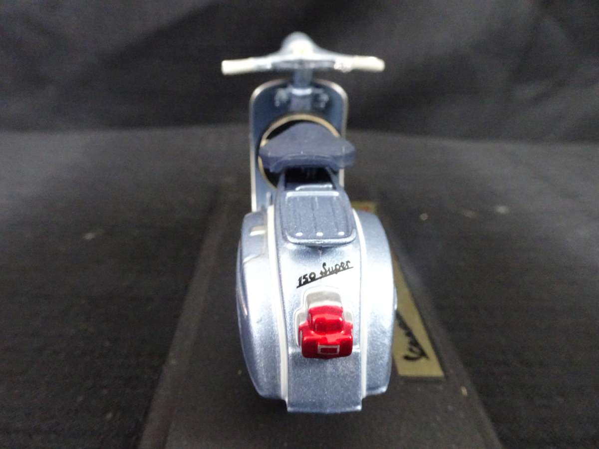 Vespa Scooter 150 Super (1965) Maisto - Scale: 1:18 - Made In China