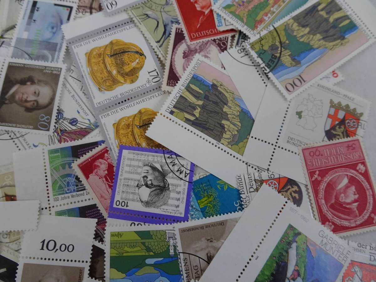 Stunning Large Collection Of Over Four Hundred Mostly German Stamps And Other - See Images