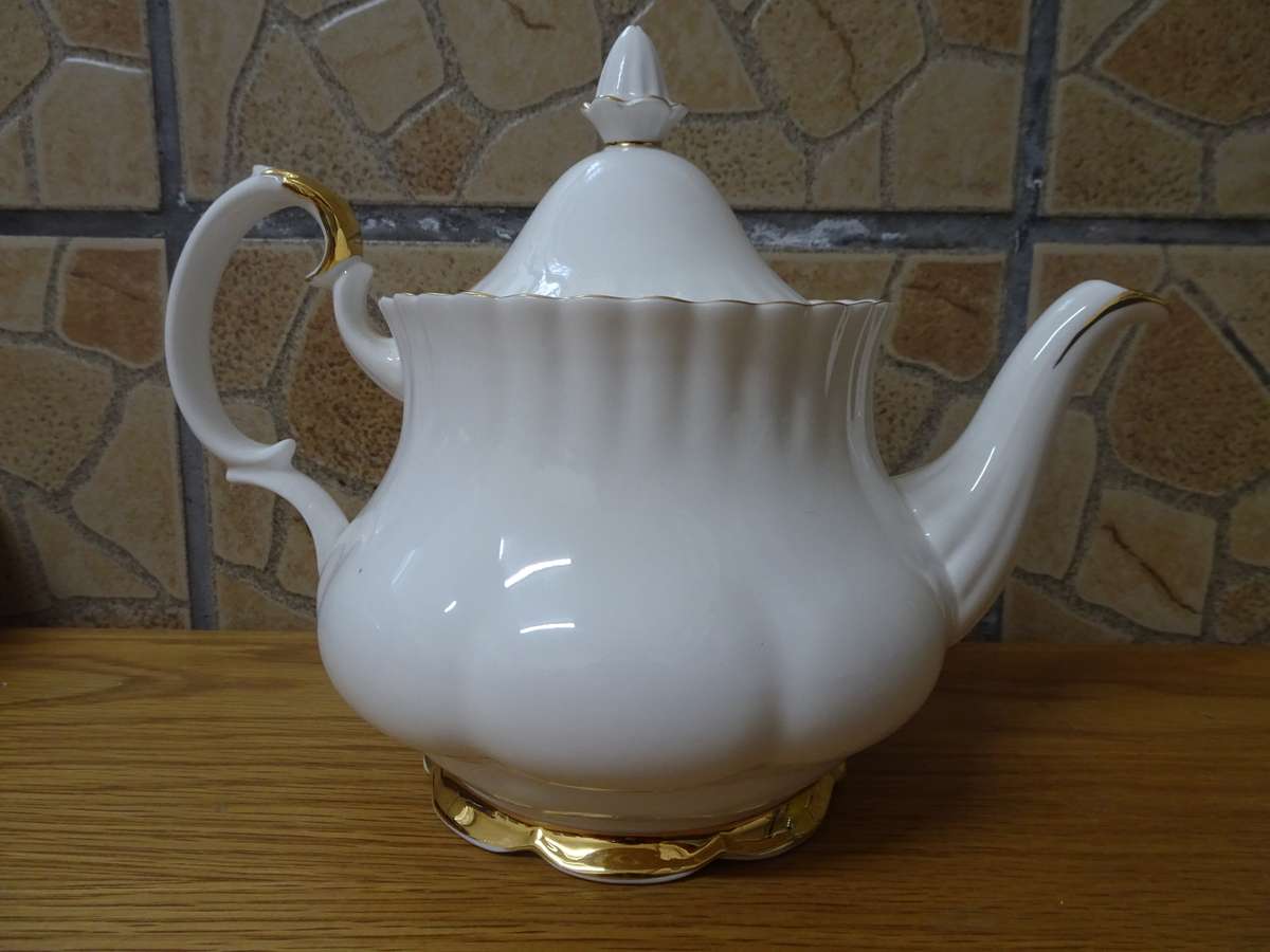 Beautiful Vintage Royal Albert Bone China `Val D'Or` Tea Pot - In Excellent Condition