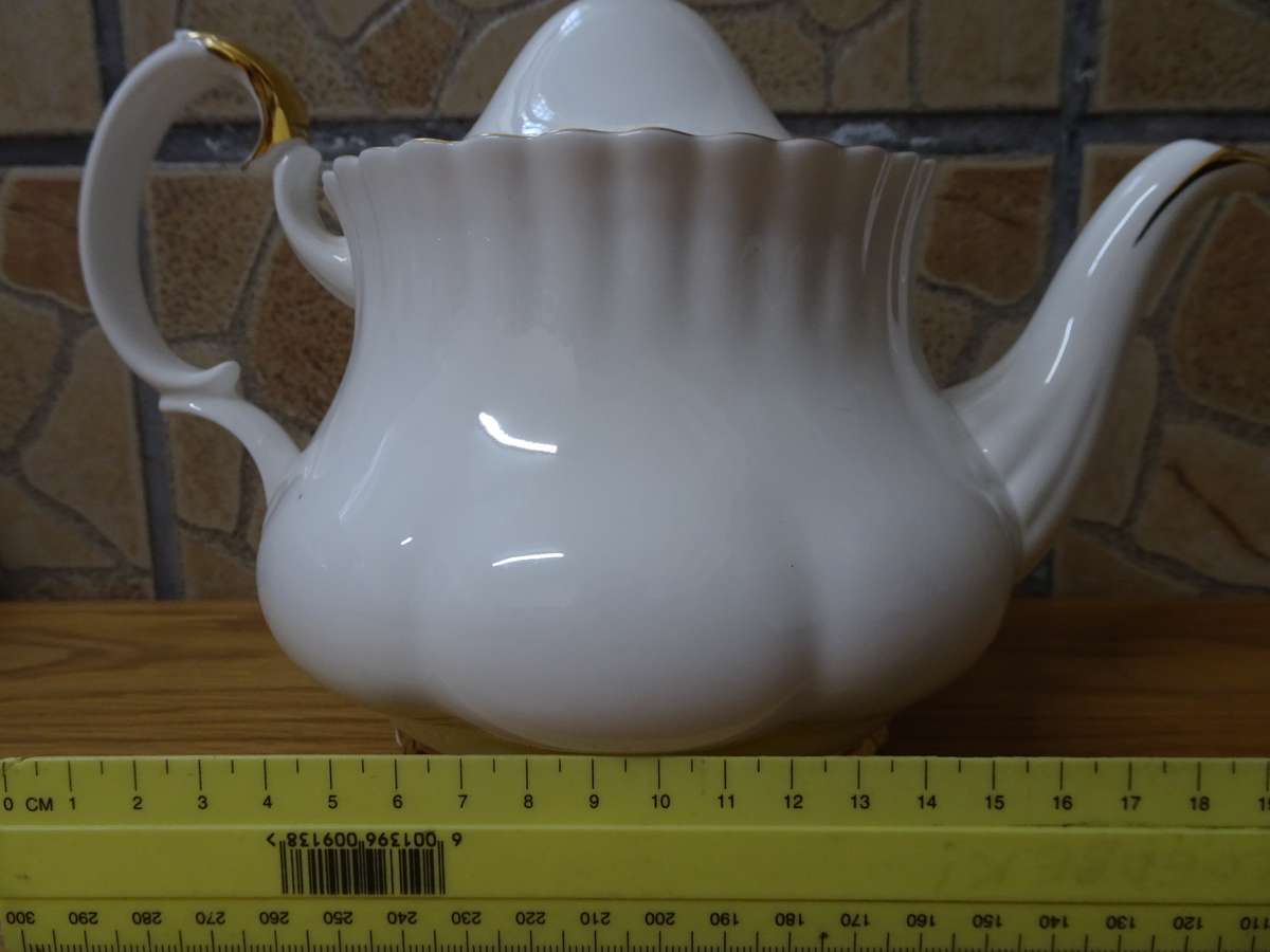 Beautiful Vintage Royal Albert Bone China `Val D'Or` Tea Pot - In Excellent Condition