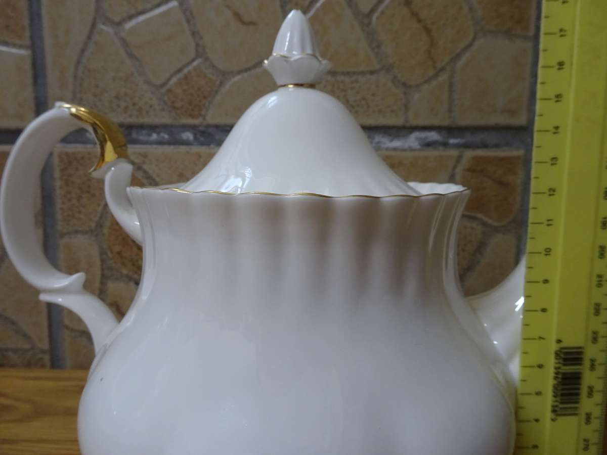 Beautiful Vintage Royal Albert Bone China `Val D'Or` Tea Pot - In Excellent Condition