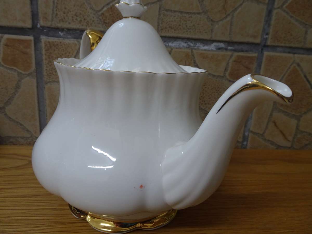 Beautiful Vintage Royal Albert Bone China `Val D'Or` Tea Pot - In Excellent Condition