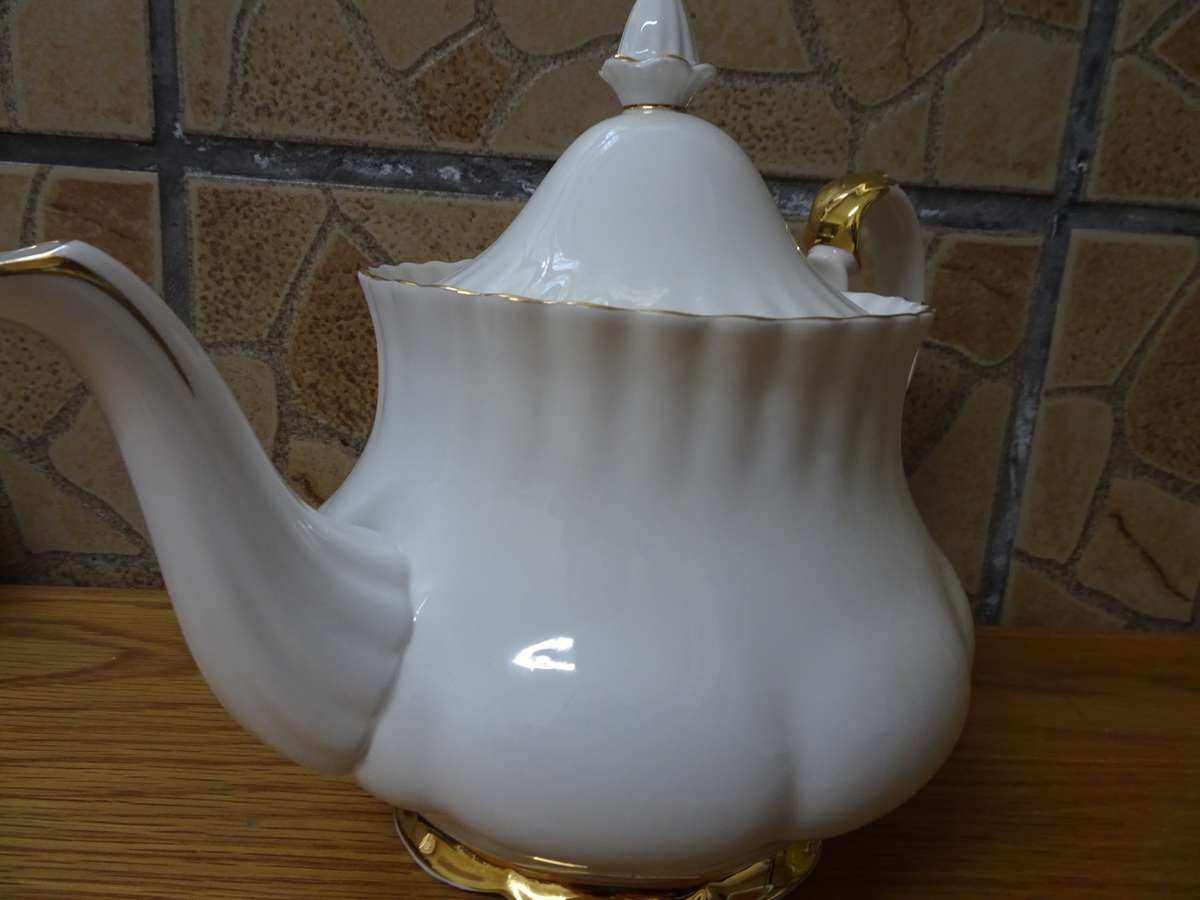 Beautiful Vintage Royal Albert Bone China `Val D'Or` Tea Pot - In Excellent Condition