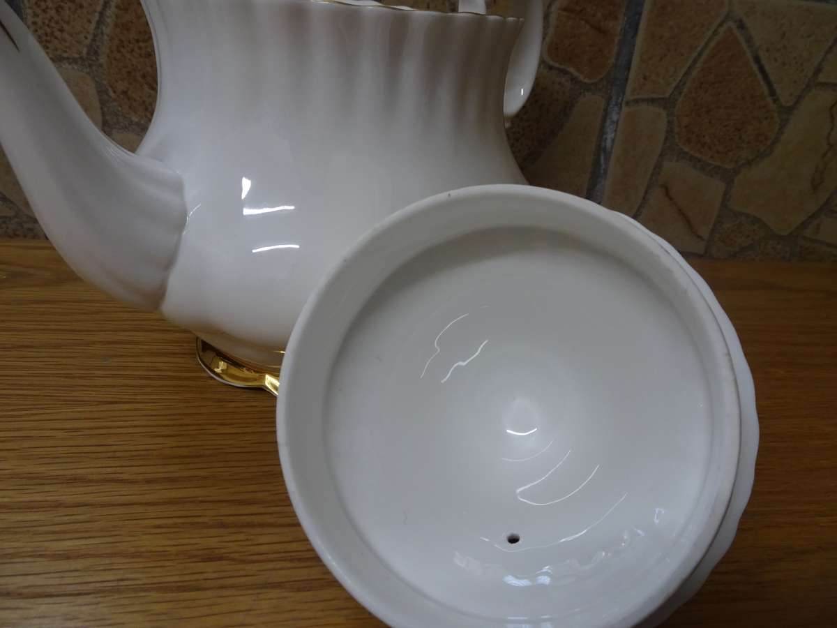 Beautiful Vintage Royal Albert Bone China `Val D'Or` Tea Pot - In Excellent Condition
