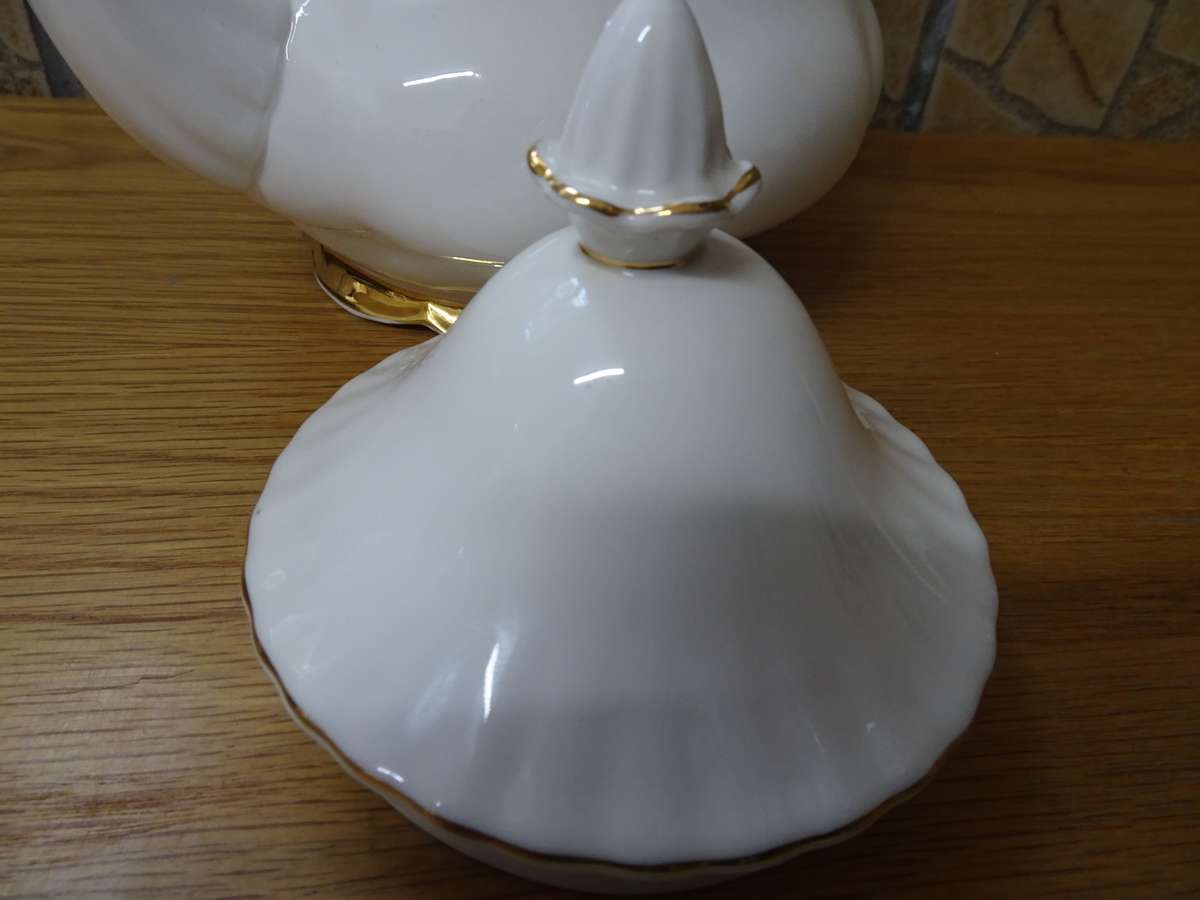 Beautiful Vintage Royal Albert Bone China `Val D'Or` Tea Pot - In Excellent Condition