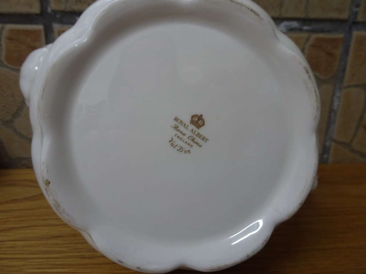 Beautiful Vintage Royal Albert Bone China `Val D'Or` Tea Pot - In Excellent Condition