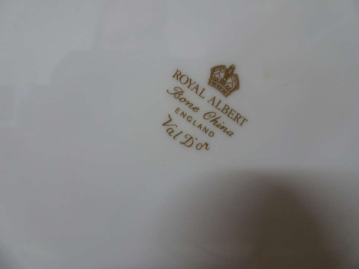 Beautiful Vintage Royal Albert Bone China `Val D'Or` Tea Pot - In Excellent Condition