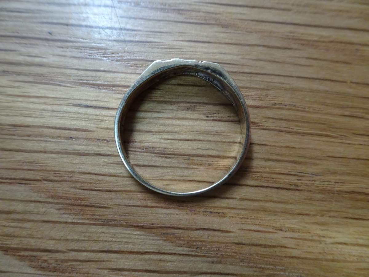 Beautiful 9ct Gold Men's Wedding Ring - Clearly Marked 9ct - 2.8 Grams - Size 20