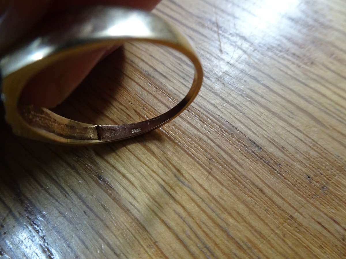 Beautiful 9ct Gold Men's Wedding Ring - Clearly Marked 9ct - 2.8 Grams - Size 20