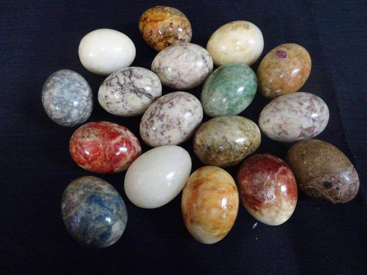 Stunning Collection Of Seventeen Colourfull Alabaster Marble Stone Eggs - Made In Italy