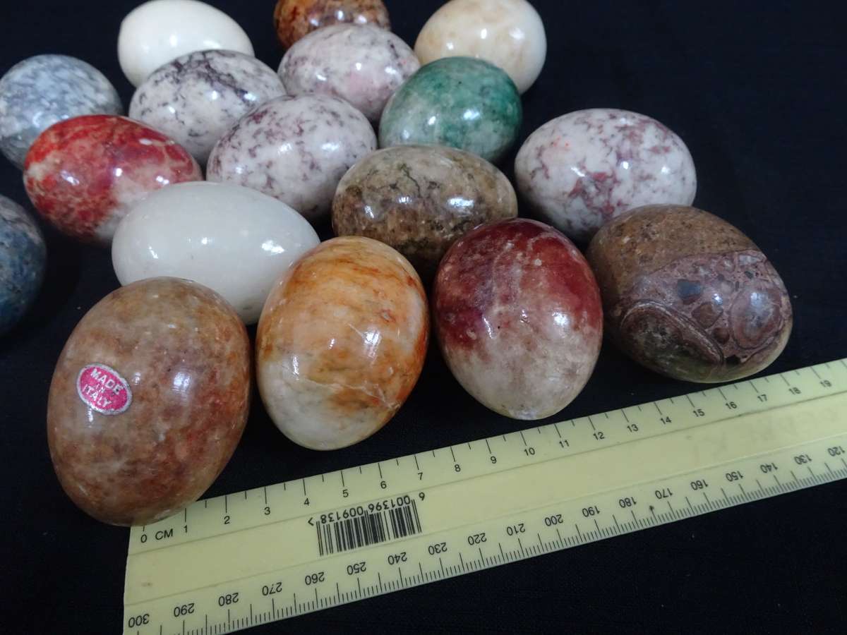 Stunning Collection Of Seventeen Colourfull Alabaster Marble Stone Eggs - Made In Italy