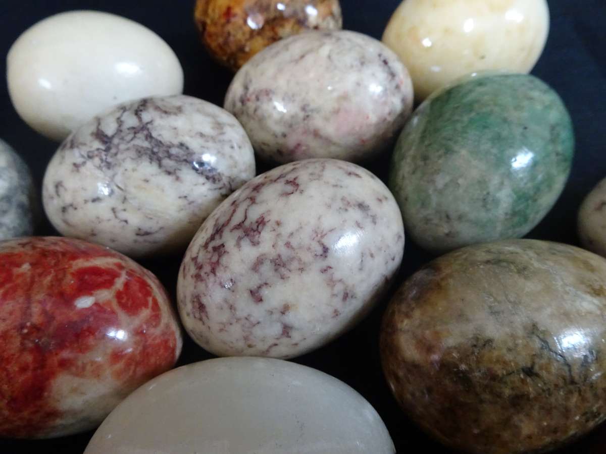 Stunning Collection Of Seventeen Colourfull Alabaster Marble Stone Eggs - Made In Italy