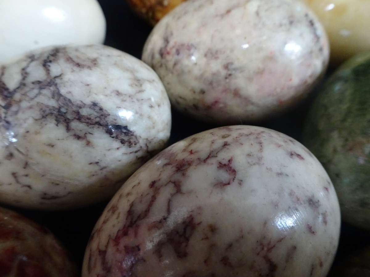 Stunning Collection Of Seventeen Colourfull Alabaster Marble Stone Eggs - Made In Italy