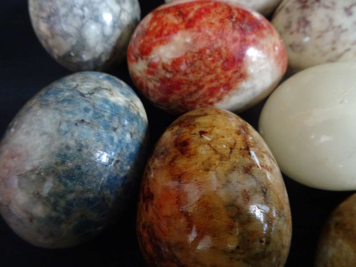 Stunning Collection Of Seventeen Colourfull Alabaster Marble Stone Eggs - Made In Italy
