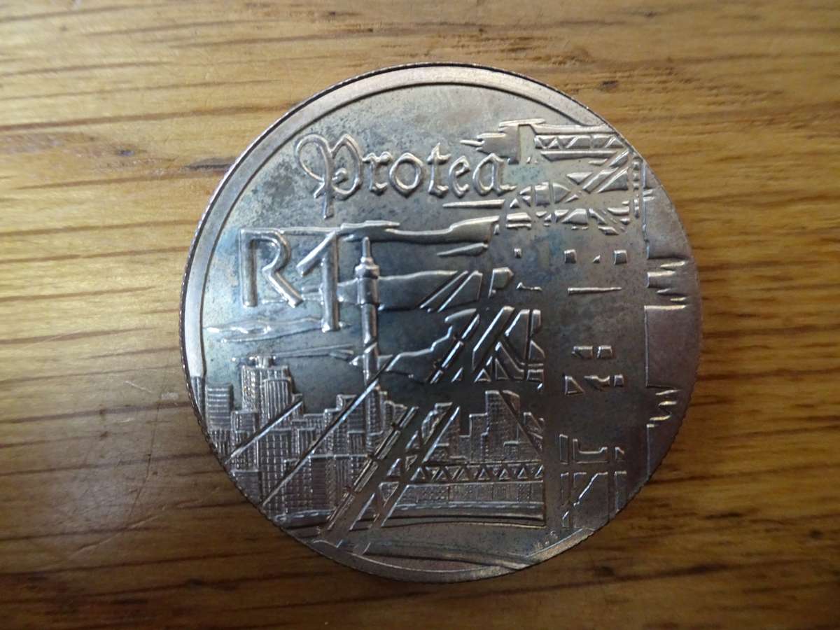 1999 South Africa Silver R1 Protea Uncirculated Gold Mining Mintage - In Excellent Condition