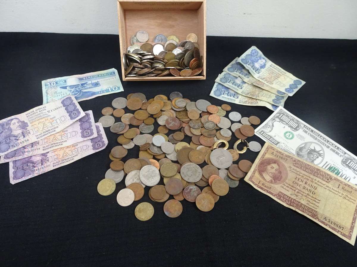 Very Large Collection Of South Africa And International Coins And Notes - View Images