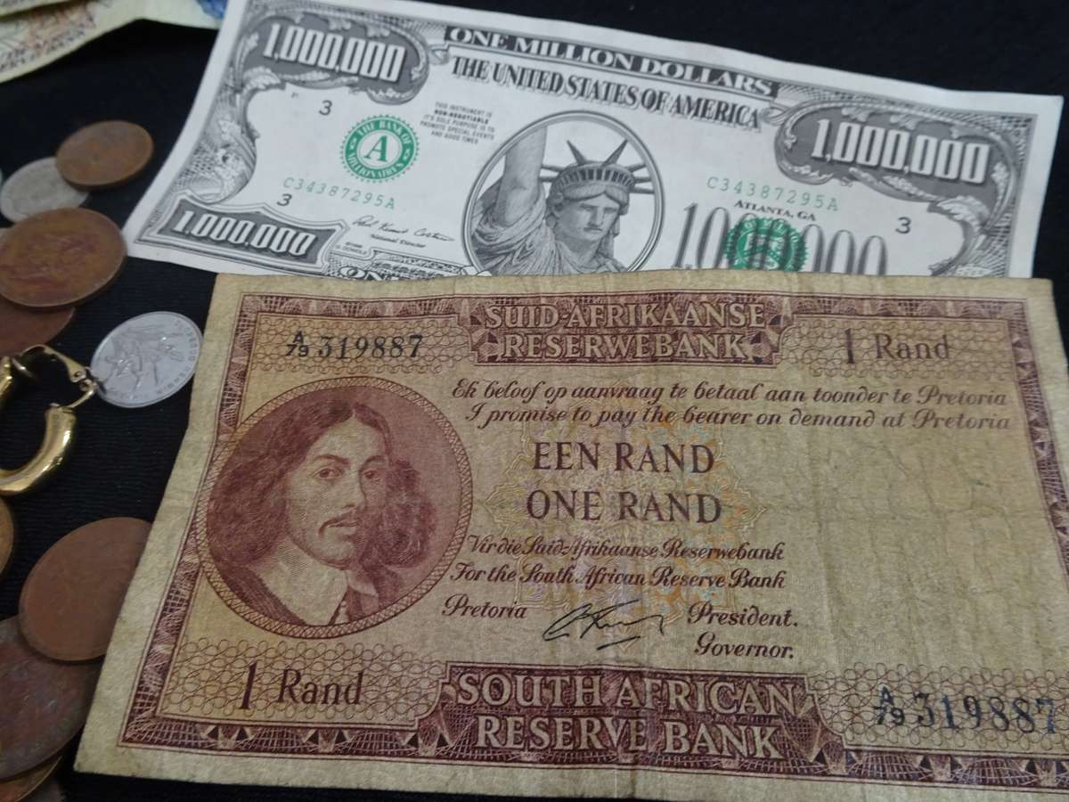 Very Large Collection Of South Africa And International Coins And Notes - View Images