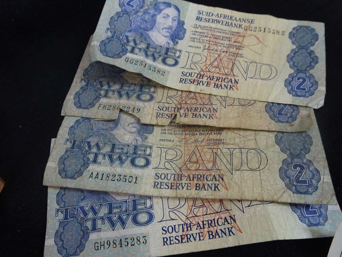 Very Large Collection Of South Africa And International Coins And Notes - View Images
