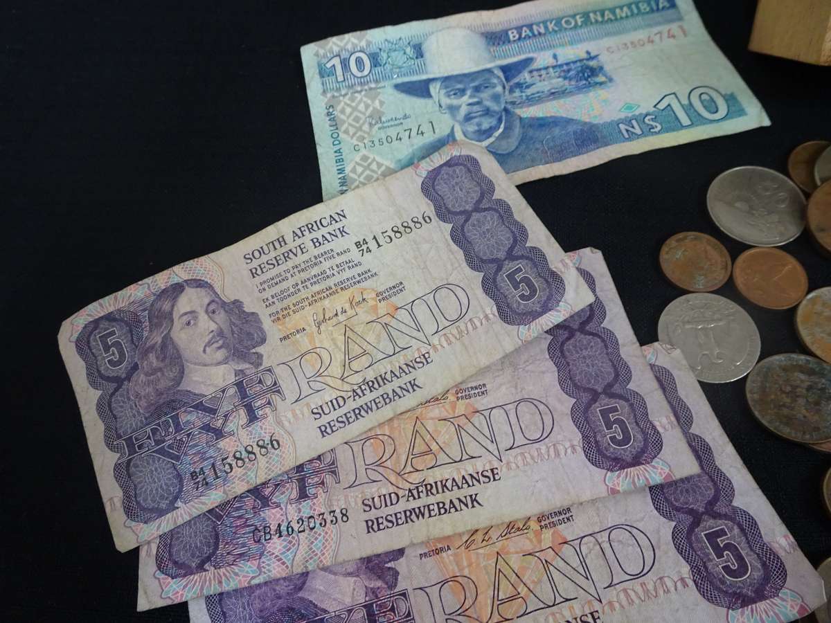 Very Large Collection Of South Africa And International Coins And Notes - View Images
