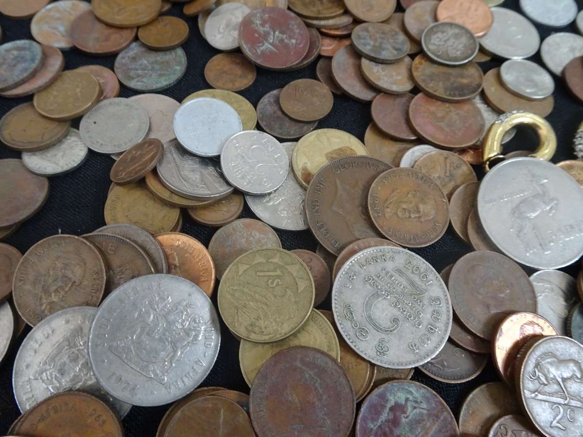 Very Large Collection Of South Africa And International Coins And Notes - View Images