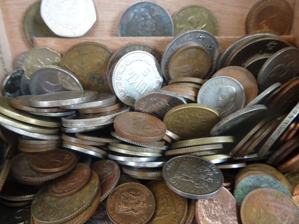 Very Large Collection Of South Africa And International Coins And Notes - View Images