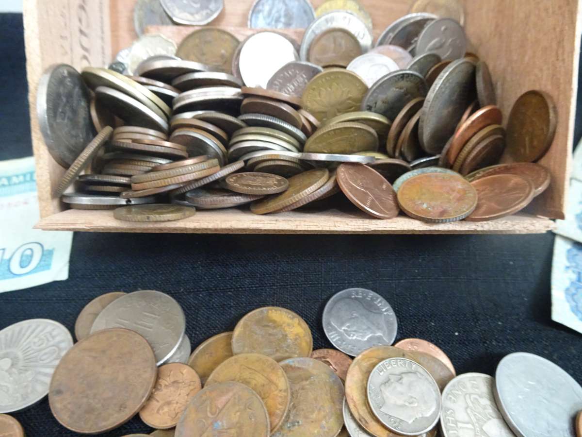 Very Large Collection Of South Africa And International Coins And Notes - View Images