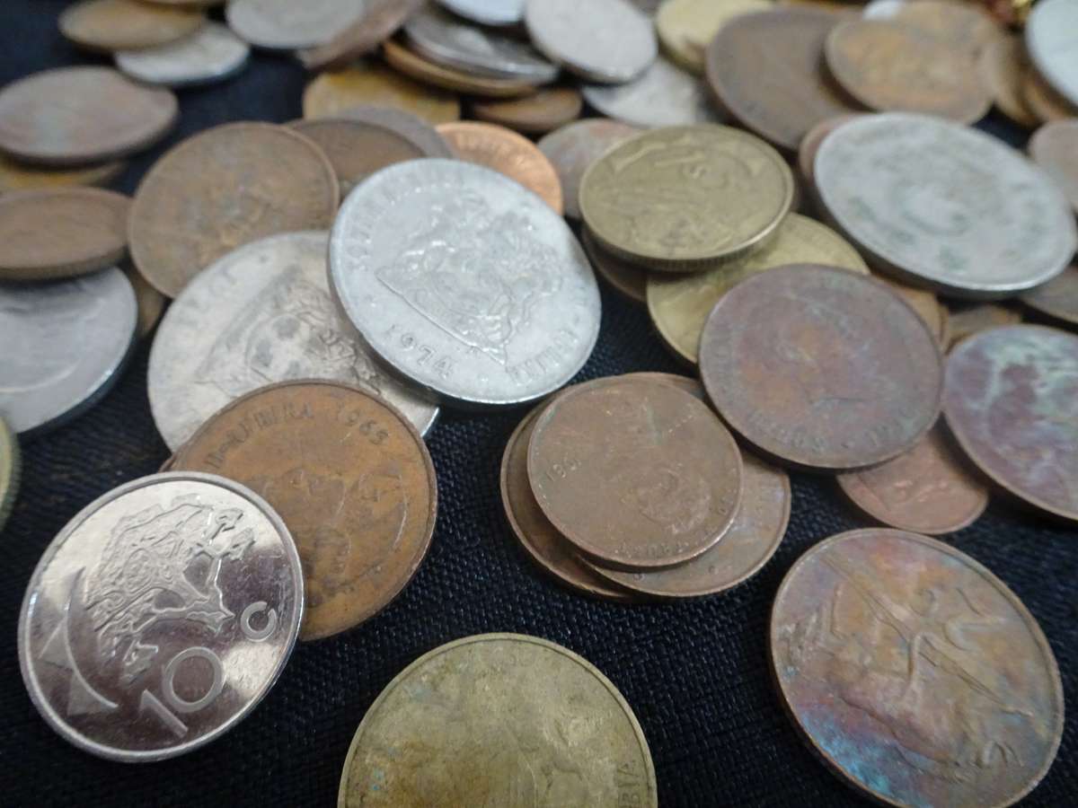 Very Large Collection Of South Africa And International Coins And Notes - View Images