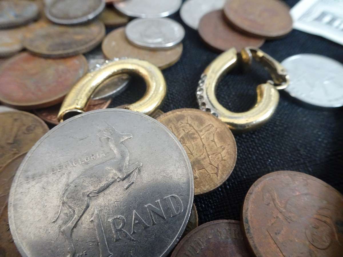 Very Large Collection Of South Africa And International Coins And Notes - View Images