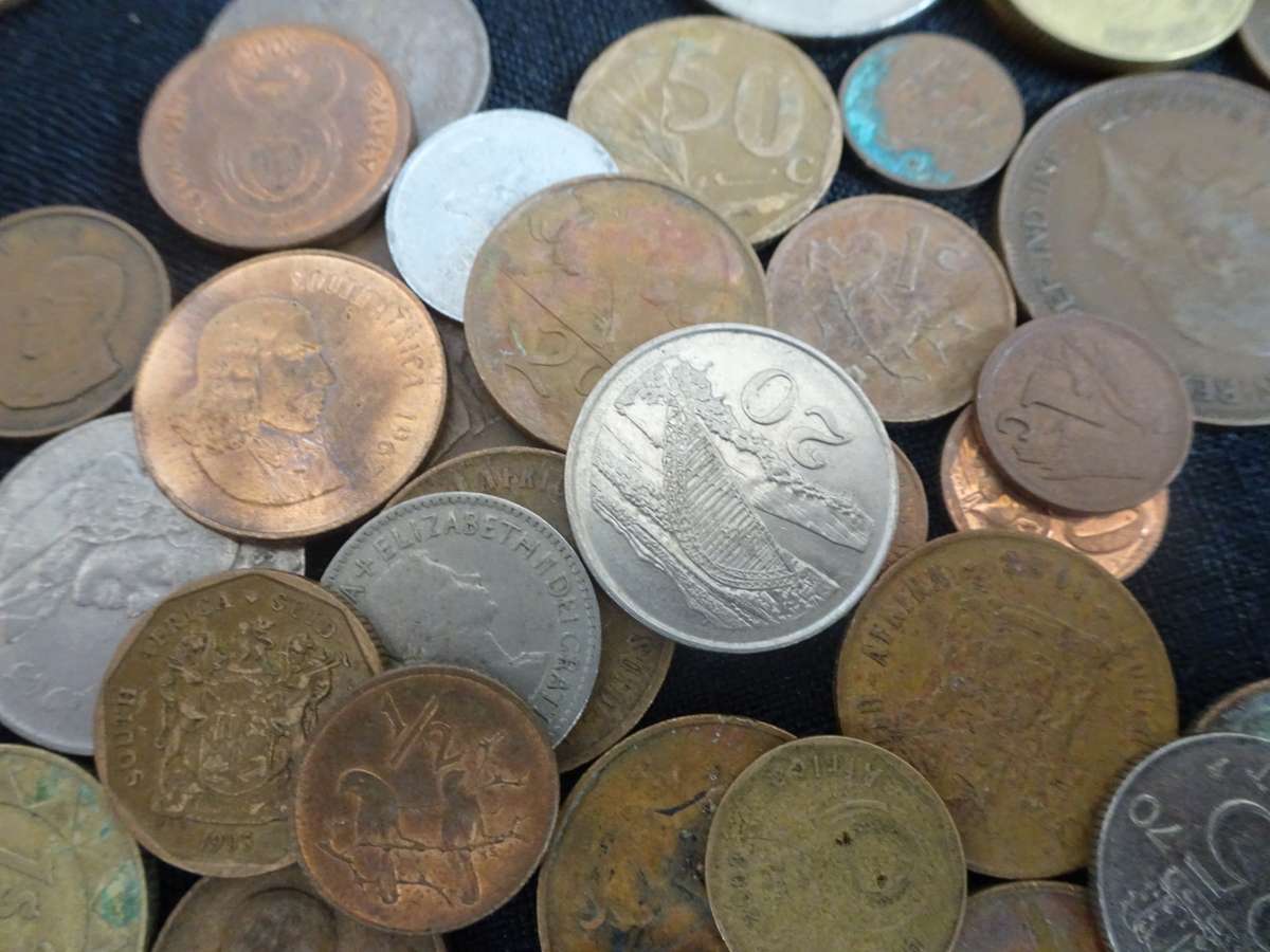 Very Large Collection Of South Africa And International Coins And Notes - View Images