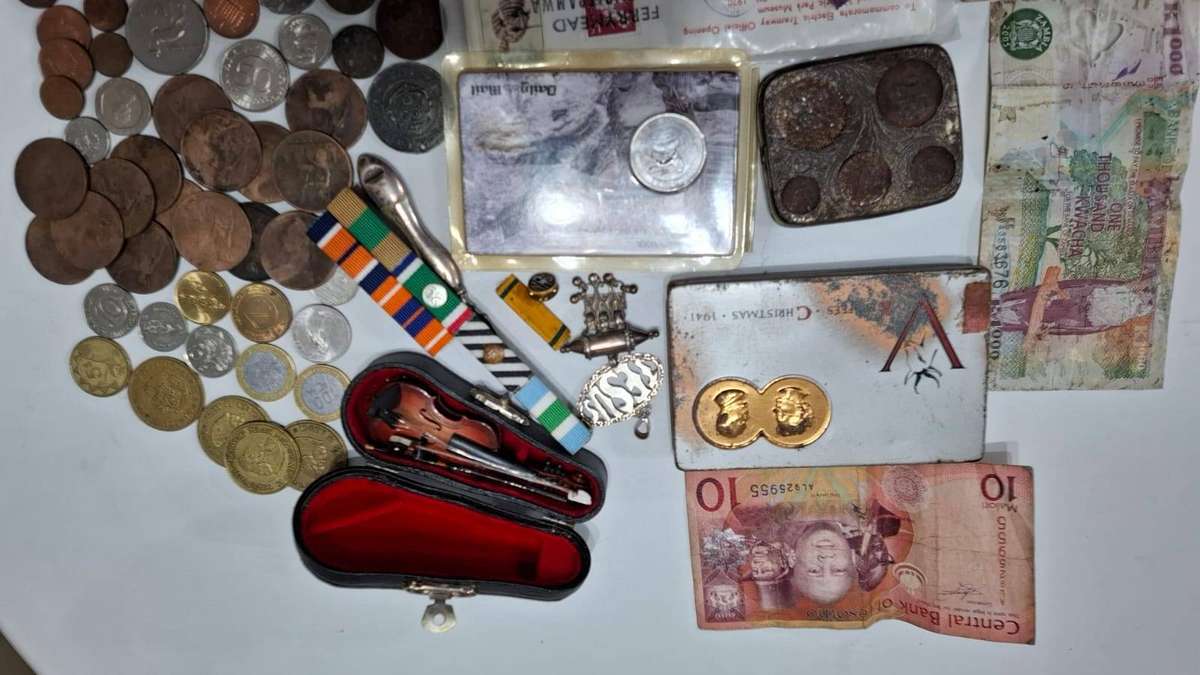 Large Collection of Coins , Notes ,Medals ,Tokens and other Collectable Items Bidding for the Lot