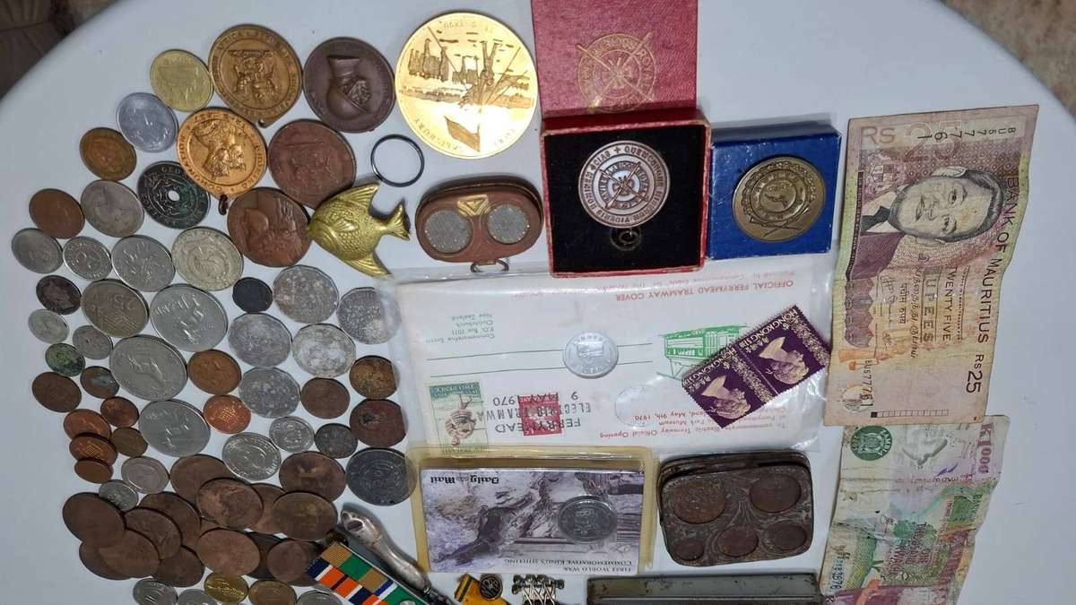 Large Collection of Coins , Notes ,Medals ,Tokens and other Collectable Items Bidding for the Lot