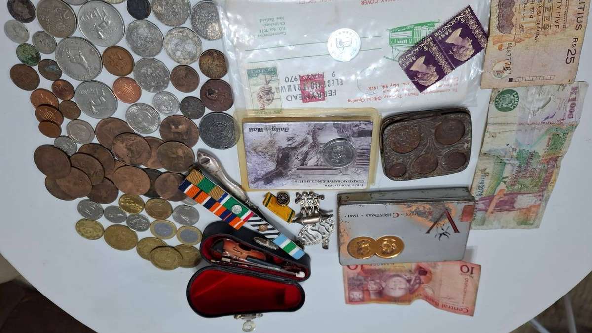 Large Collection of Coins , Notes ,Medals ,Tokens and other Collectable Items Bidding for the Lot