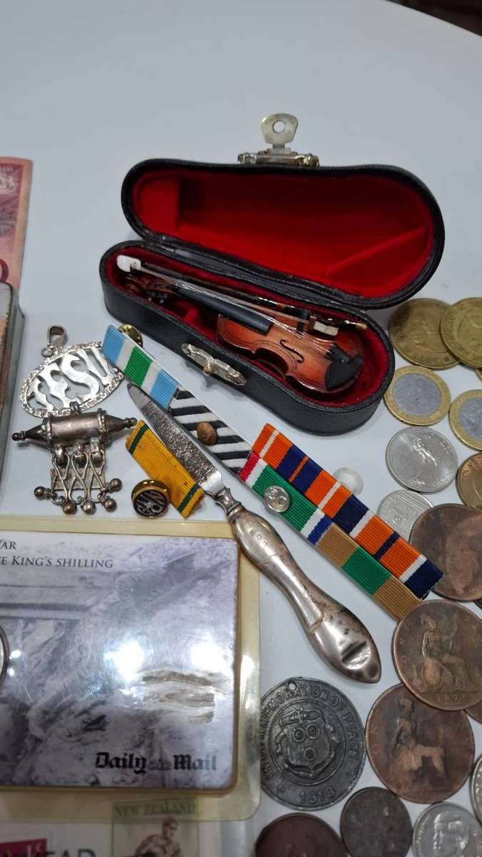 Large Collection of Coins , Notes ,Medals ,Tokens and other Collectable Items Bidding for the Lot