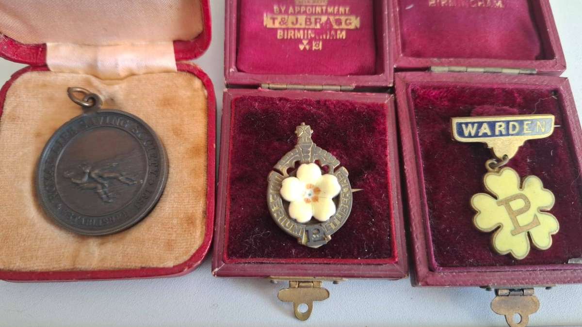 Vintage Brooches and a Life Saving  Medal dated 1932 bidding for the lot-Good Condition- Boxed