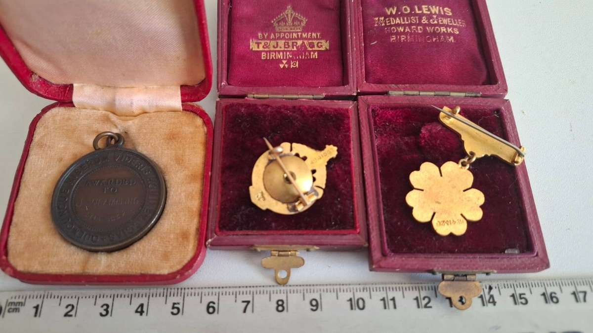 Vintage Brooches and a Life Saving  Medal dated 1932 bidding for the lot-Good Condition- Boxed