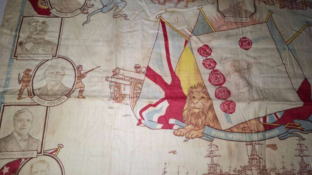 Stunning Vintage 1910"s WW1 Silk Souvenir in Good Condition