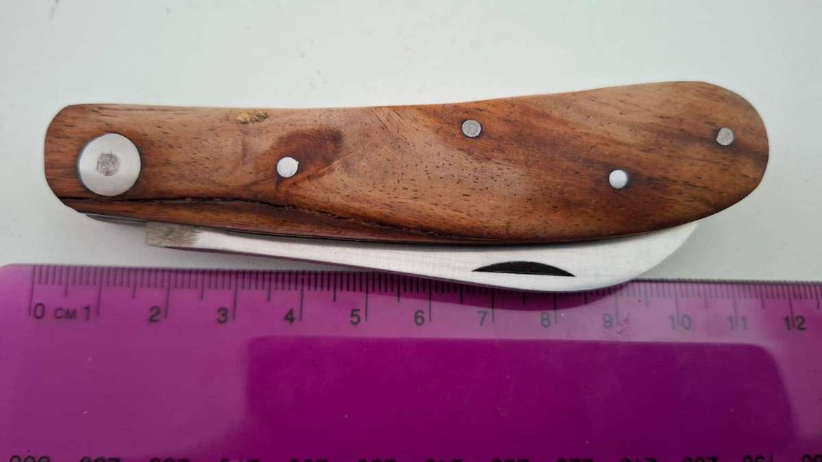 Stunning Pocket Knife with Wooden Handle in Great Condition