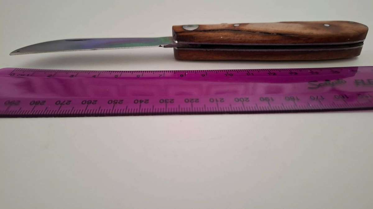 Stunning Pocket Knife with Wooden Handle in Great Condition