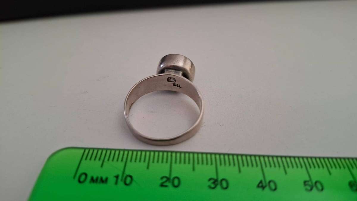 Beautiful Sterling Silver Ring with Green Stone 4.6 Grams Dim 18mm - Clearly marked Silver