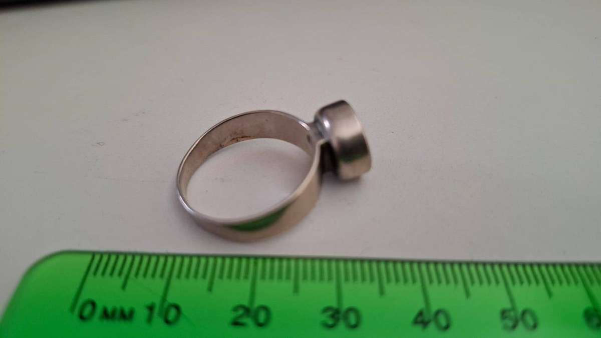 Beautiful Sterling Silver Ring with Green Stone 4.6 Grams Dim 18mm - Clearly marked Silver