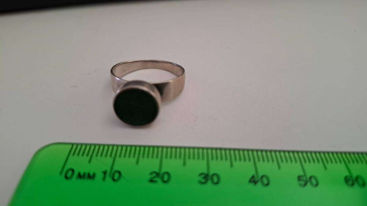 Beautiful Sterling Silver Ring with Green Stone 4.6 Grams Dim 18mm - Clearly marked Silver