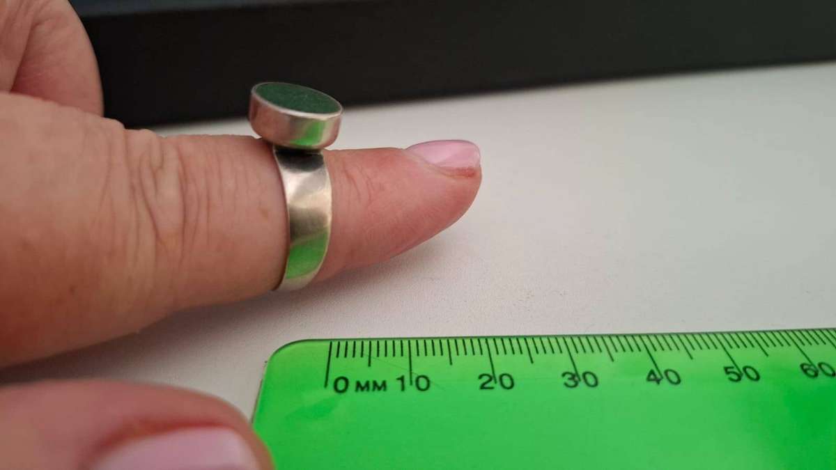 Beautiful Sterling Silver Ring with Green Stone 4.6 Grams Dim 18mm - Clearly marked Silver