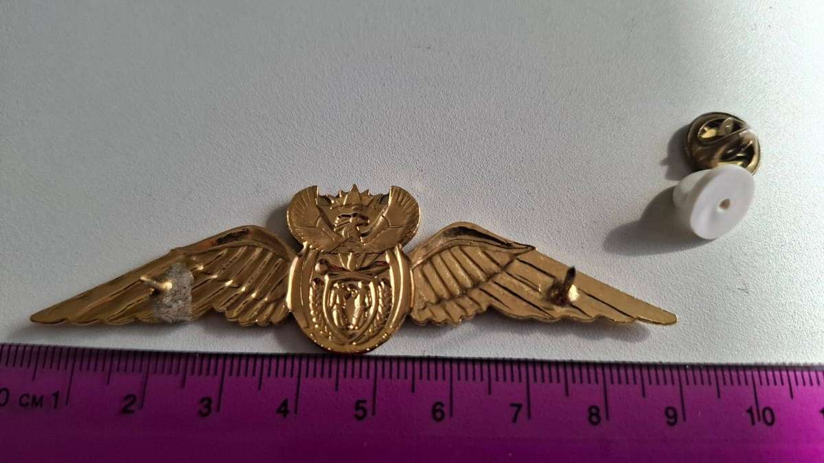 SAAF Pilots Mess Dress Wings -Gold for more 1000 or more flying hours-Pins intact -Post 2003