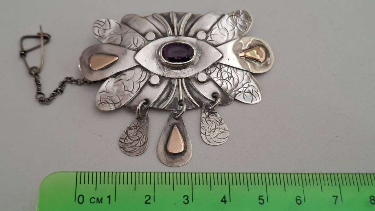 Stunning Sterling Silver Vintage Brooch with Purple Stone with Safety Catch 11.9 Grams