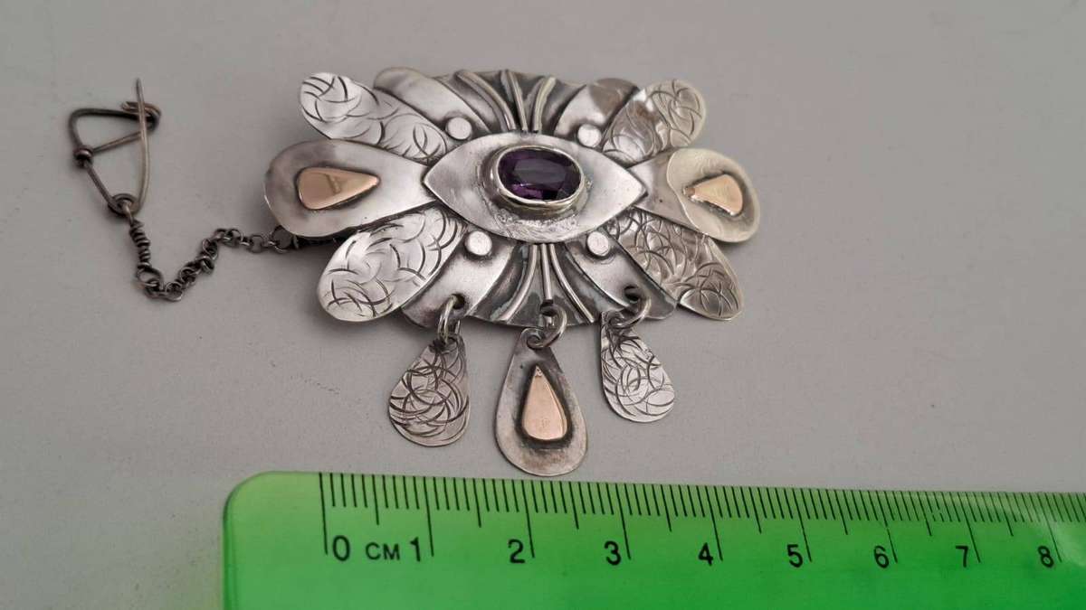 Stunning Sterling Silver Vintage Brooch with Purple Stone with Safety Catch 11.9 Grams