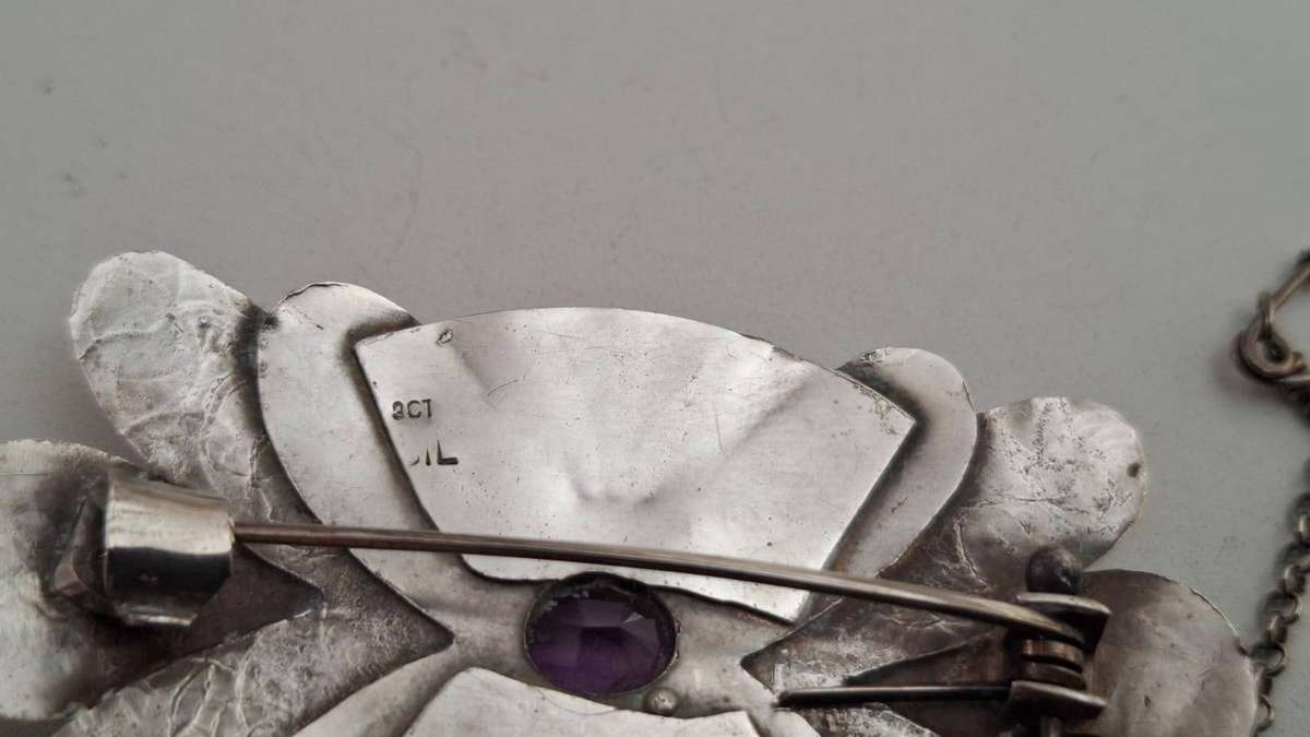 Stunning Sterling Silver Vintage Brooch with Purple Stone with Safety Catch 11.9 Grams