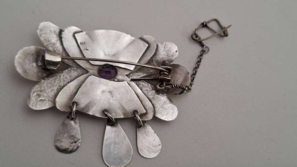 Stunning Sterling Silver Vintage Brooch with Purple Stone with Safety Catch 11.9 Grams