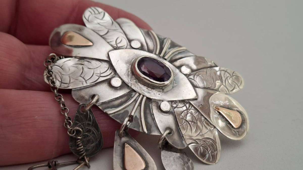 Stunning Sterling Silver Vintage Brooch with Purple Stone with Safety Catch 11.9 Grams